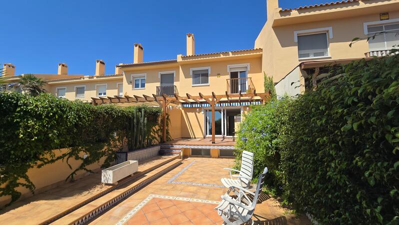 5 bedroom Townhouse for sale