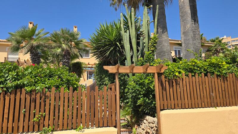 5 bedroom Townhouse for sale