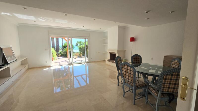 5 bedroom Townhouse for sale