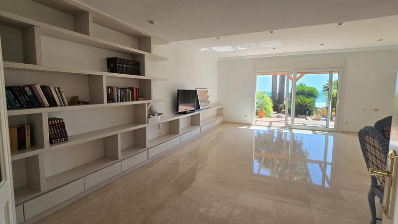 5 bedroom Townhouse for sale