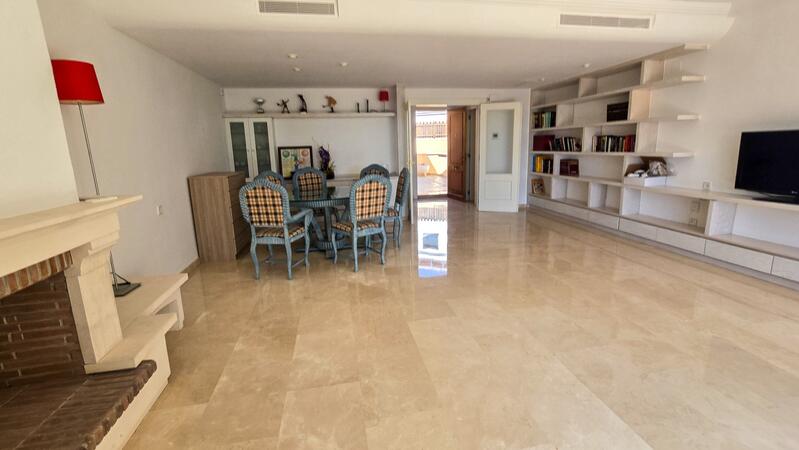 5 bedroom Townhouse for sale