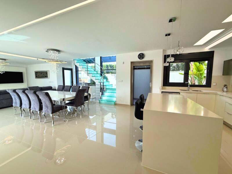 5 Schlafzimmer Villa zu verkaufen 5 Schlafzimmer Villa zu verkaufen