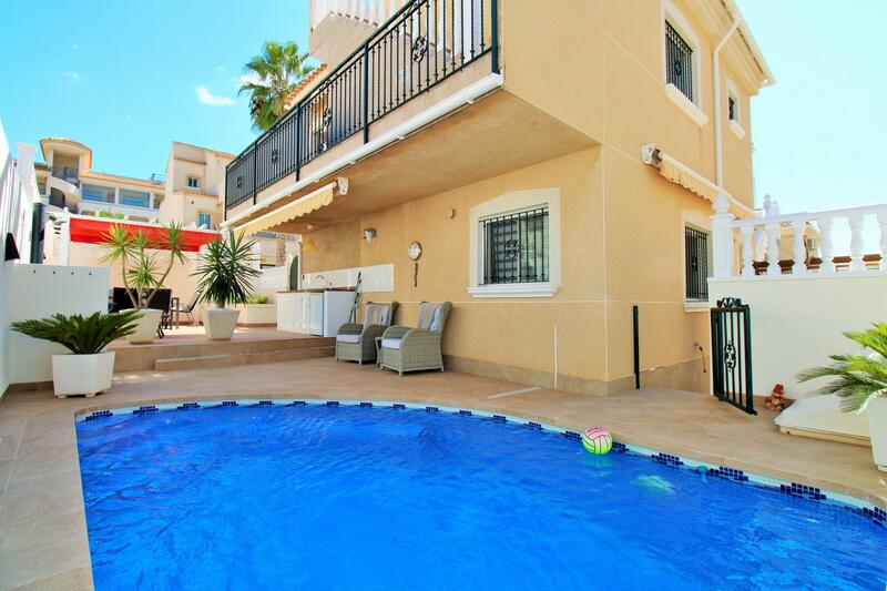 Villa en venta en Villamartin, Alicante Villa en venta en Villamartin, Alicante