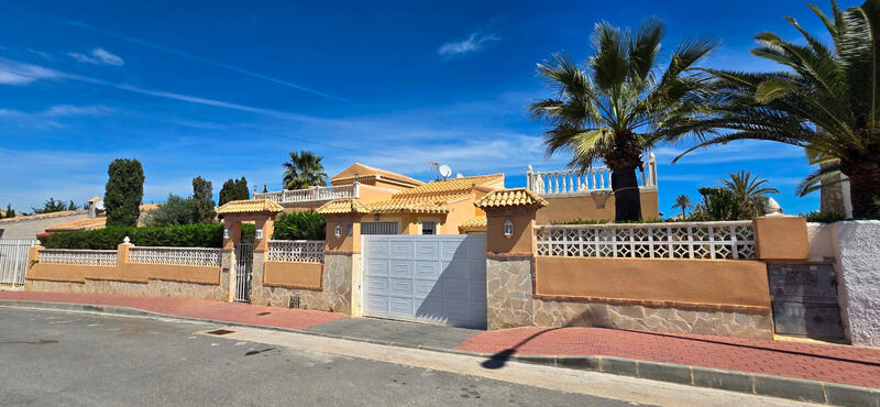 Villa en venta en Torrevieja, Alicante