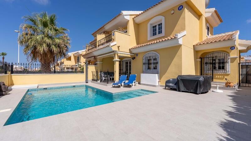 Villa en venta en Villamartin, Alicante Villa en venta en Villamartin, Alicante