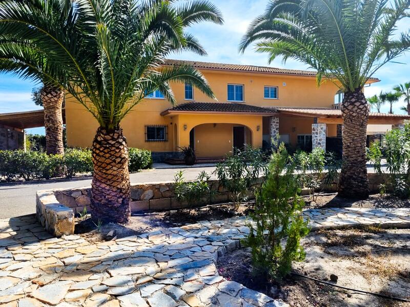 6 bedroom Villa for sale