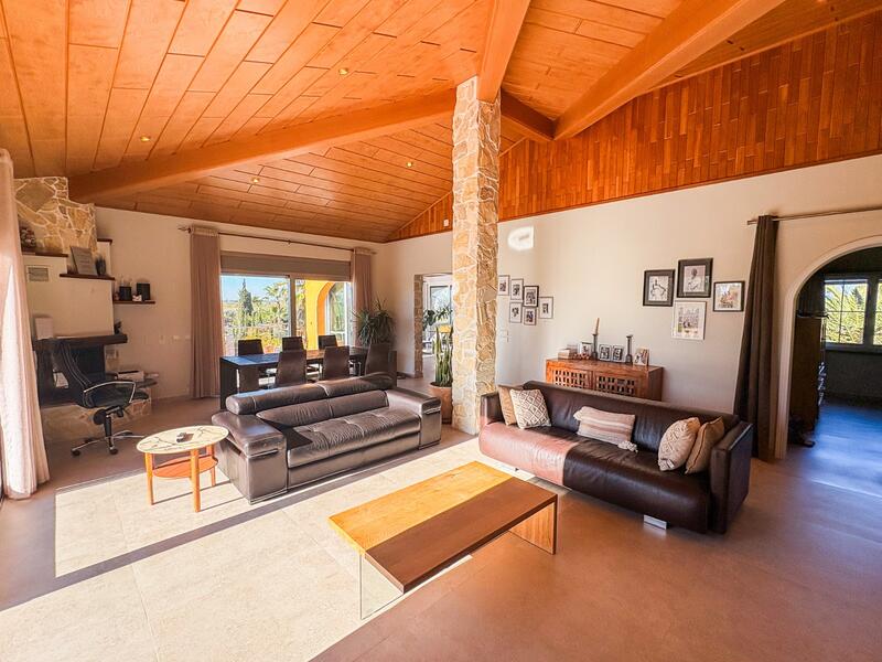 6 bedroom Villa for sale