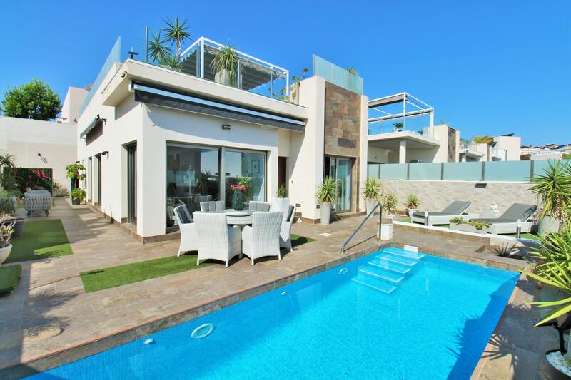 Villa en venta en Villamartin, Alicante Villa en venta en Villamartin, Alicante