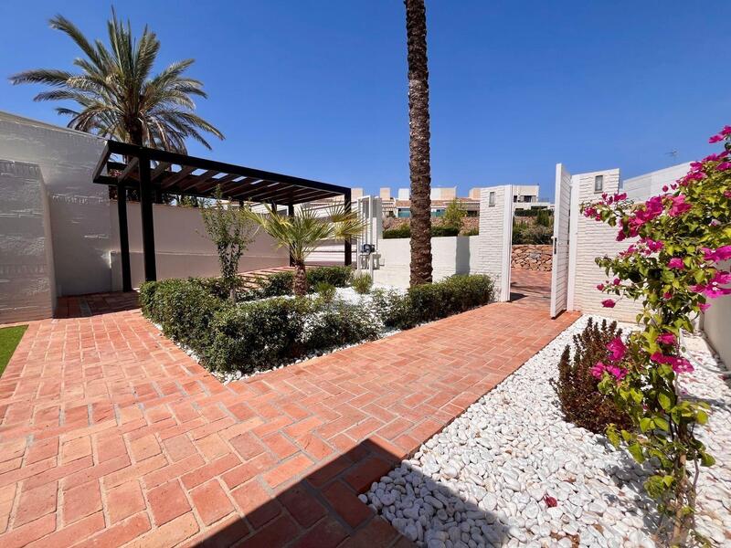 2 bedroom Townhouse for sale