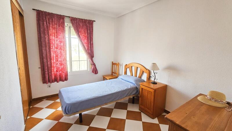 3 спальная комната городская тюрьма продается