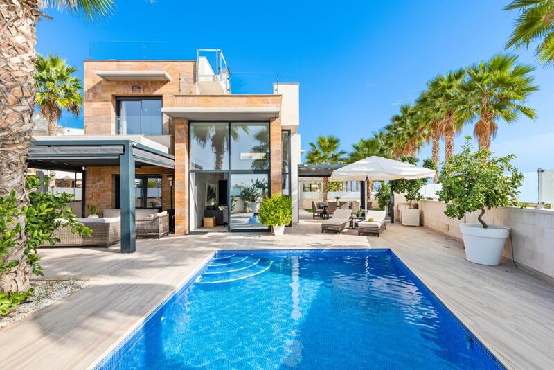 Villa til salg i Cabo Roig, Alicante
