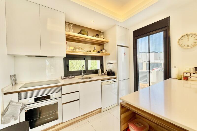 3 спальная комната городская тюрьма продается