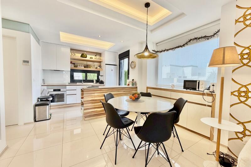 3 спальная комната городская тюрьма продается