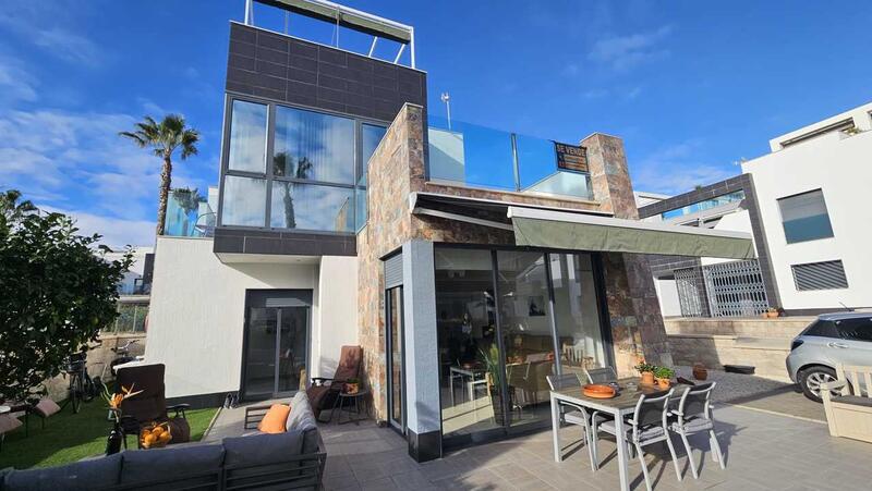 Villa til salg i Orihuela Costa, Alicante