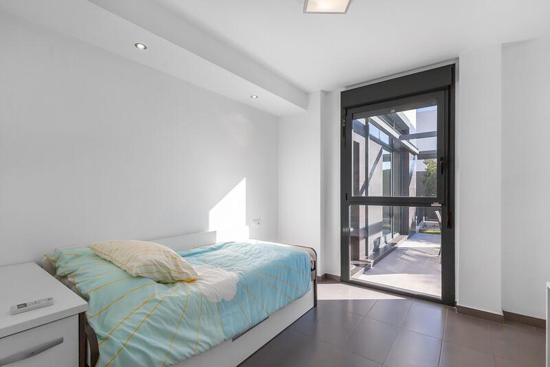 3 slaapkamer Gezinswoning Te koop 3 slaapkamer Gezinswoning Te koop