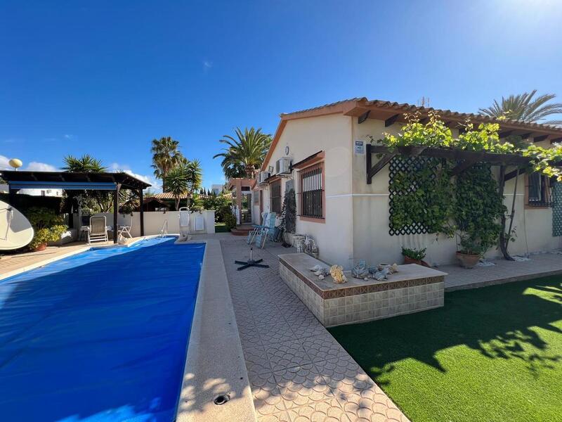Villa till salu i Cabo Roig, Alicante