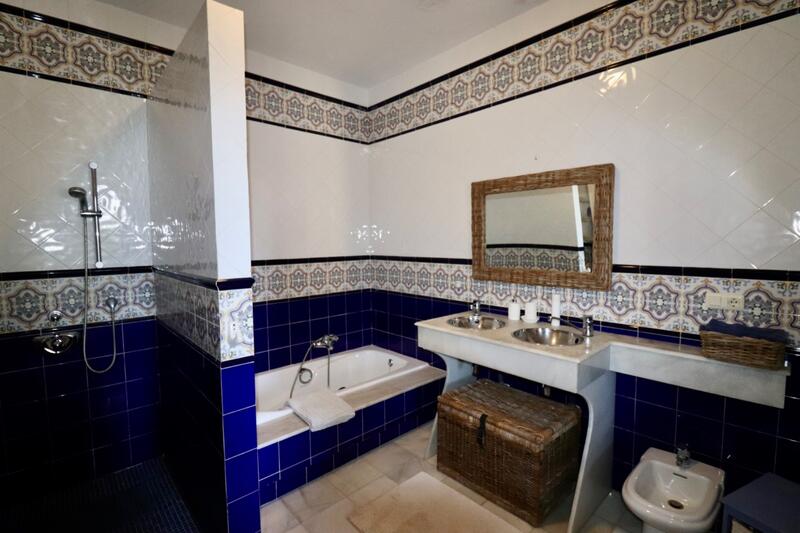 6 bedroom Country House for sale