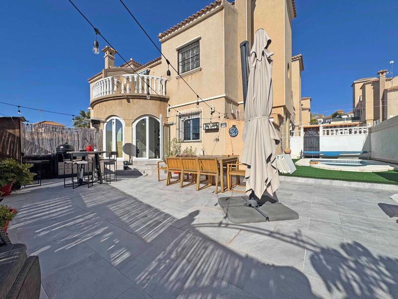 2 bedroom Townhouse for sale