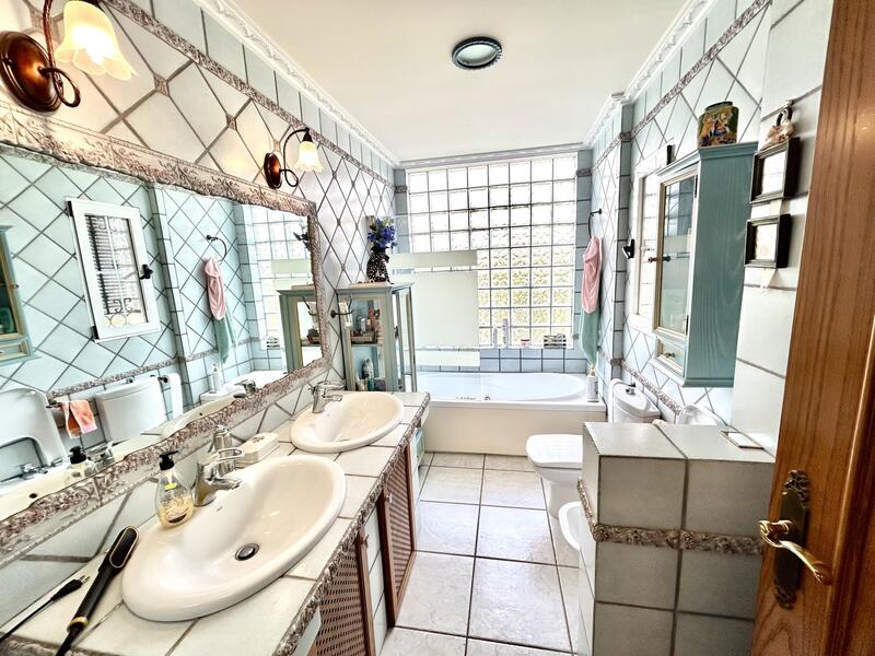 6 bedroom Villa for sale 6 bedroom Villa for sale