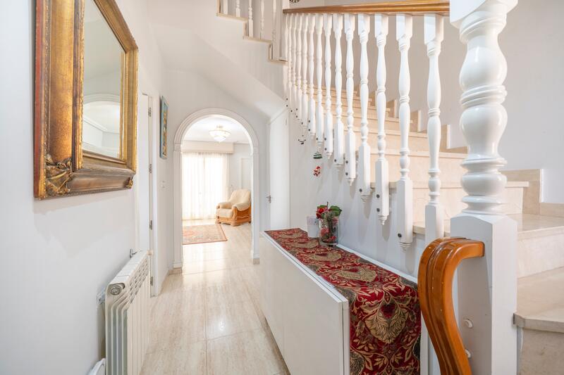 4 bedroom Townhouse for sale