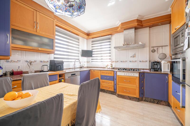 4 bedroom Townhouse for sale