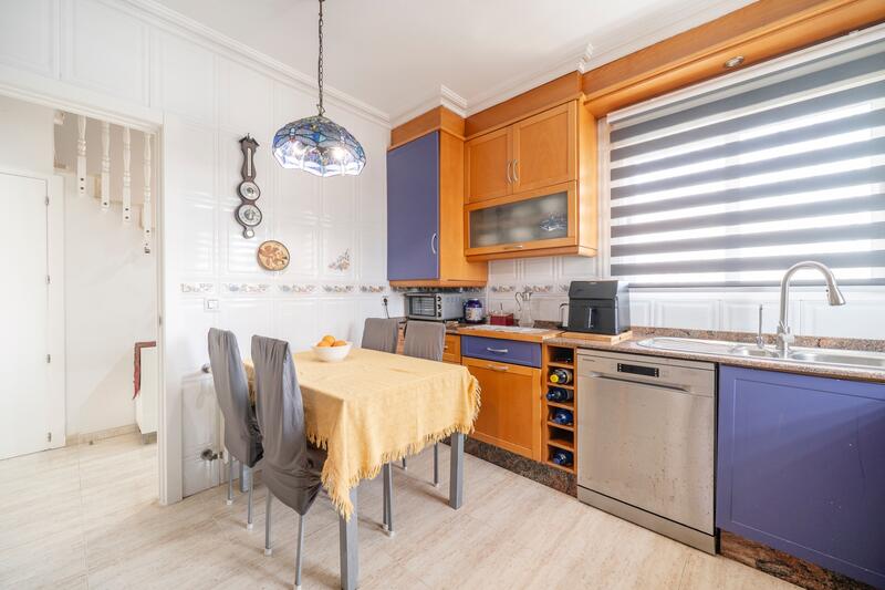 4 bedroom Townhouse for sale