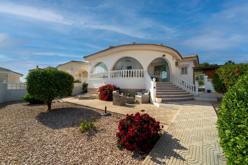 Villa Te koop in Monteazul, Alicante