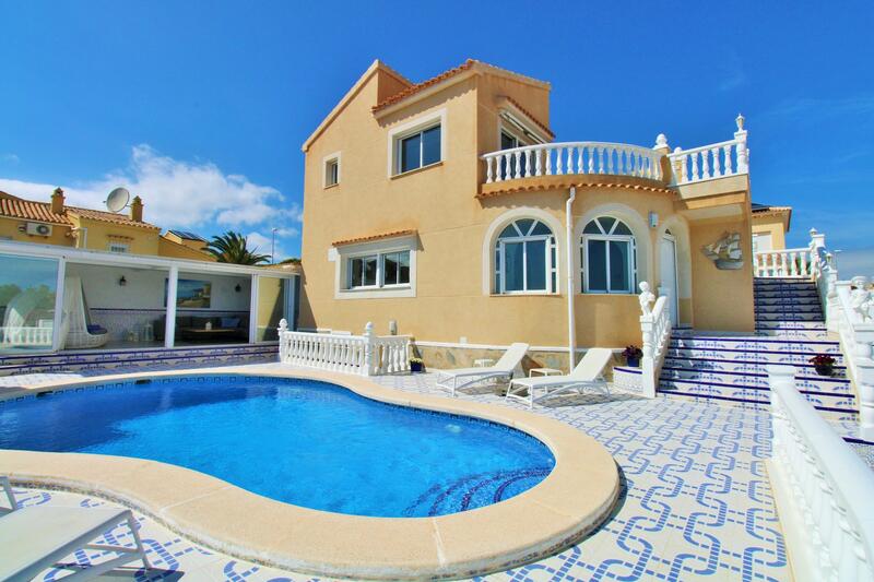 3 спальная комната вилла продается в Villamartin, Alicante