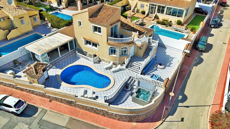 3 спальная комната вилла продается в Villamartin, Alicante