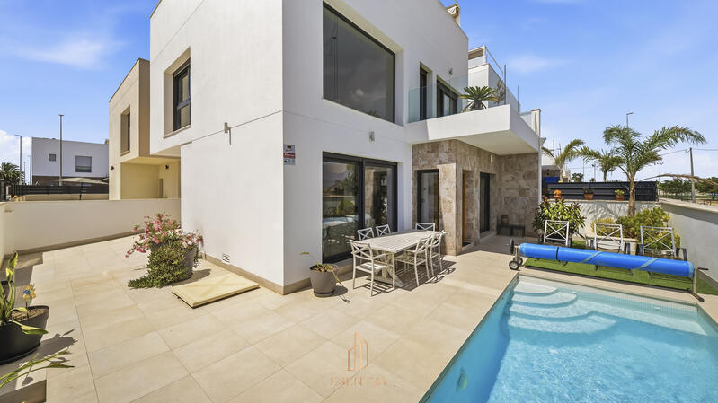 вилла продается в Daya Vieja, Alicante