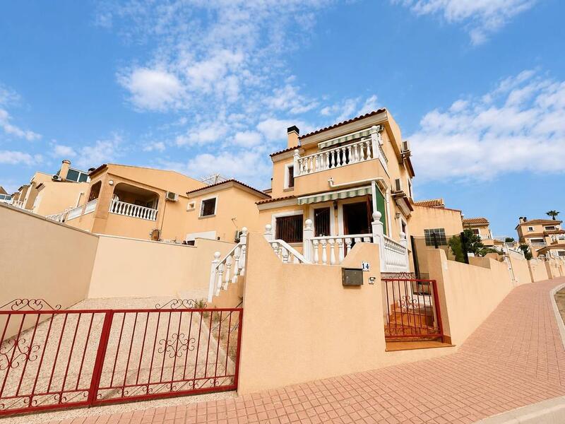 Villa Te koop in Villamartin, Alicante