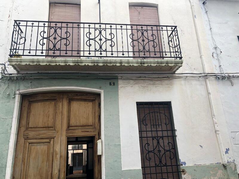 4 bedroom Townhouse for sale