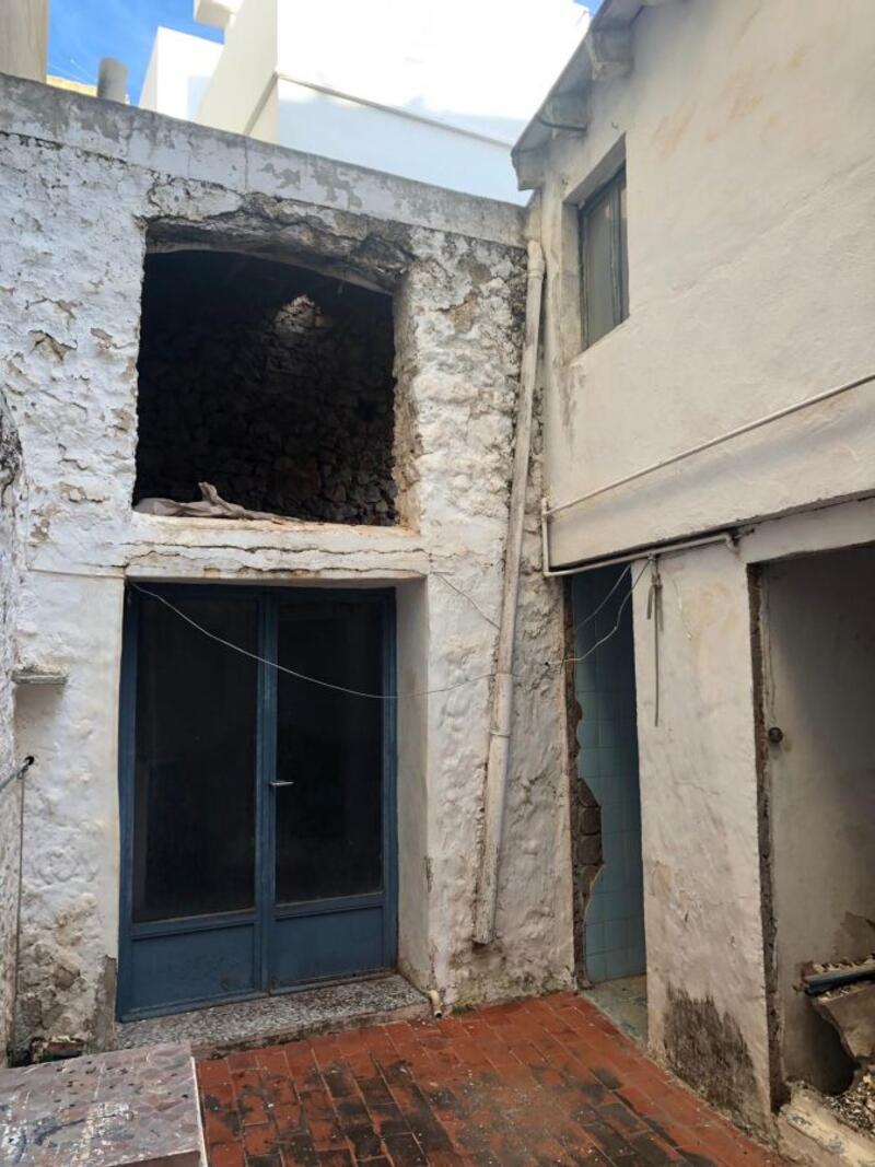 4 bedroom Townhouse for sale