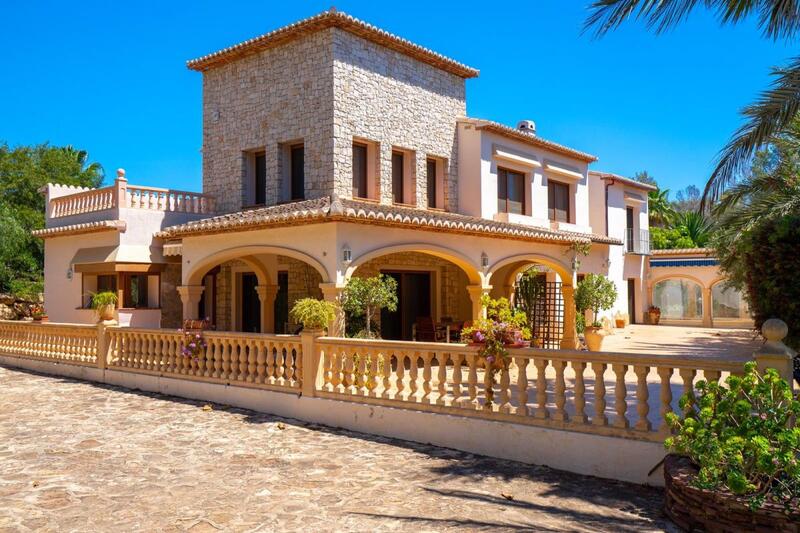 8 bedroom Villa for sale