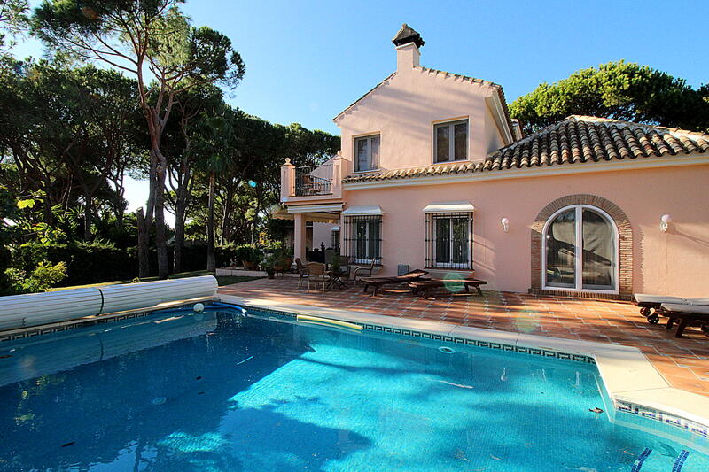 Villa en venta en Las Chapas de Marbella, Málaga