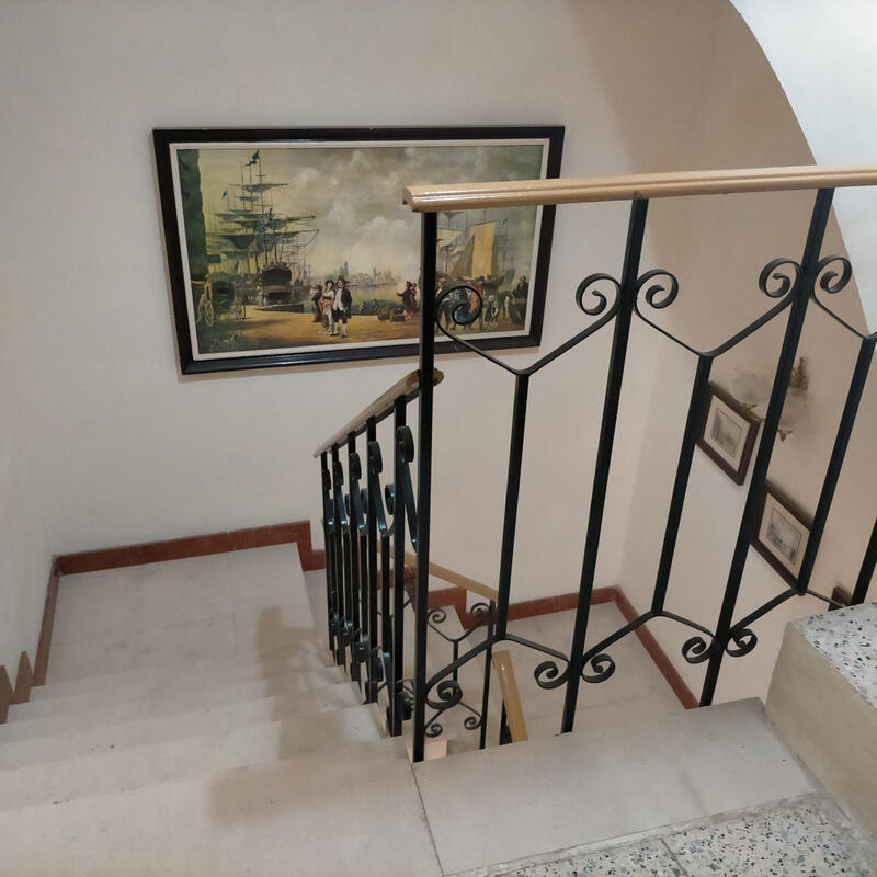 7 bedroom Townhouse for sale