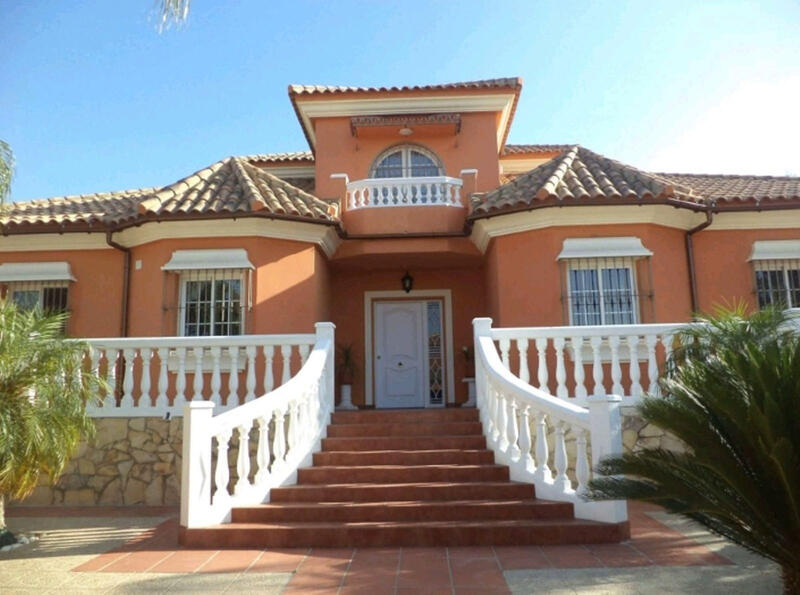 Villa til salg i Alhaurin de la Torre, Málaga