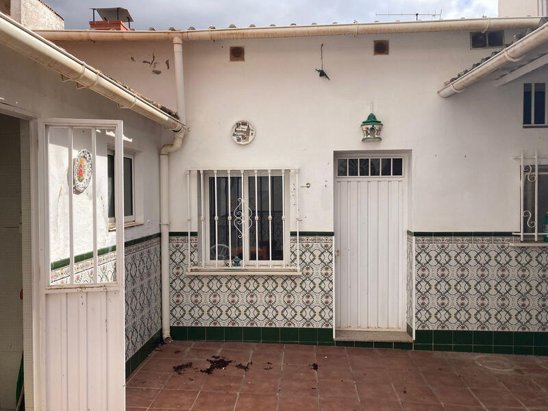 9 bedroom Townhouse for sale