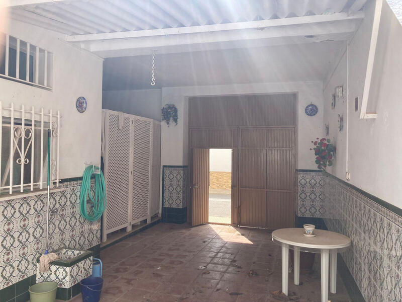 9 bedroom Townhouse for sale