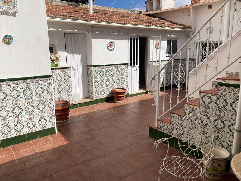 9 bedroom Townhouse for sale