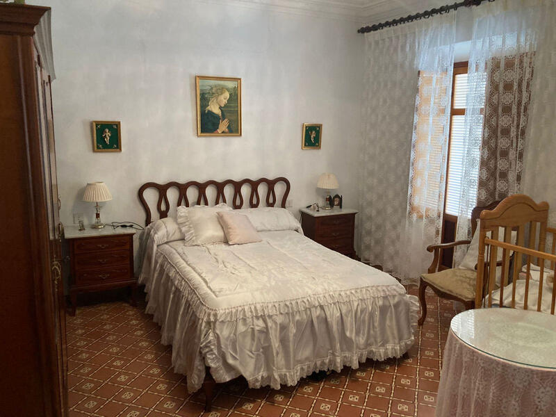 9 bedroom Townhouse for sale