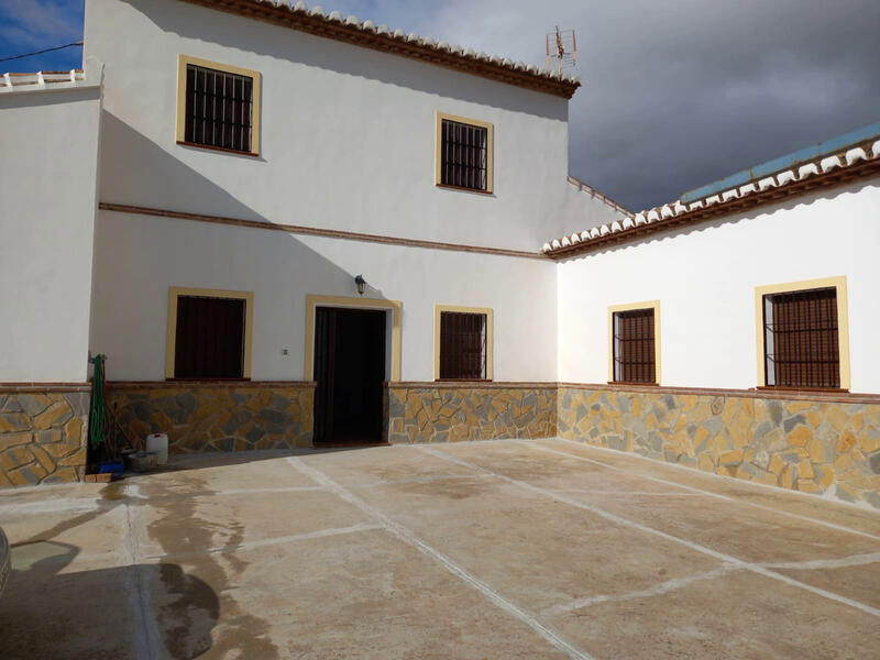 Landsted til salg i Villanueva de la Concepcion, Málaga