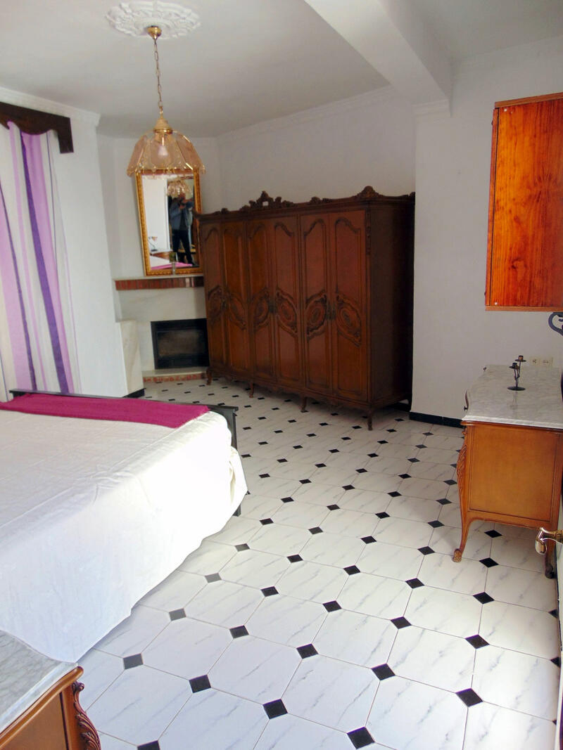 4 slaapkamer Gezinswoning Te koop