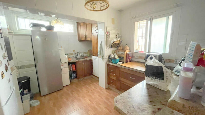 4 bedroom Townhouse for sale