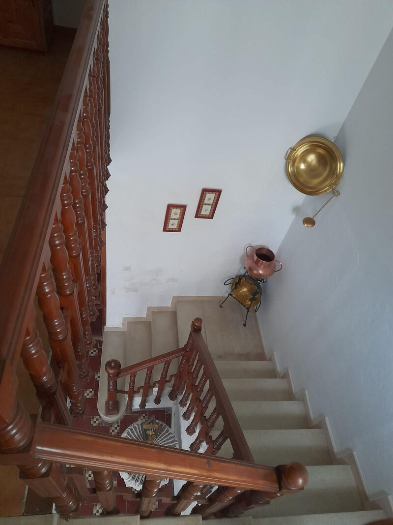 6 bedroom Townhouse for sale