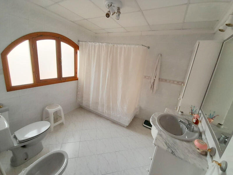 6 bedroom Townhouse for sale