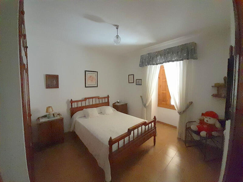 6 bedroom Townhouse for sale