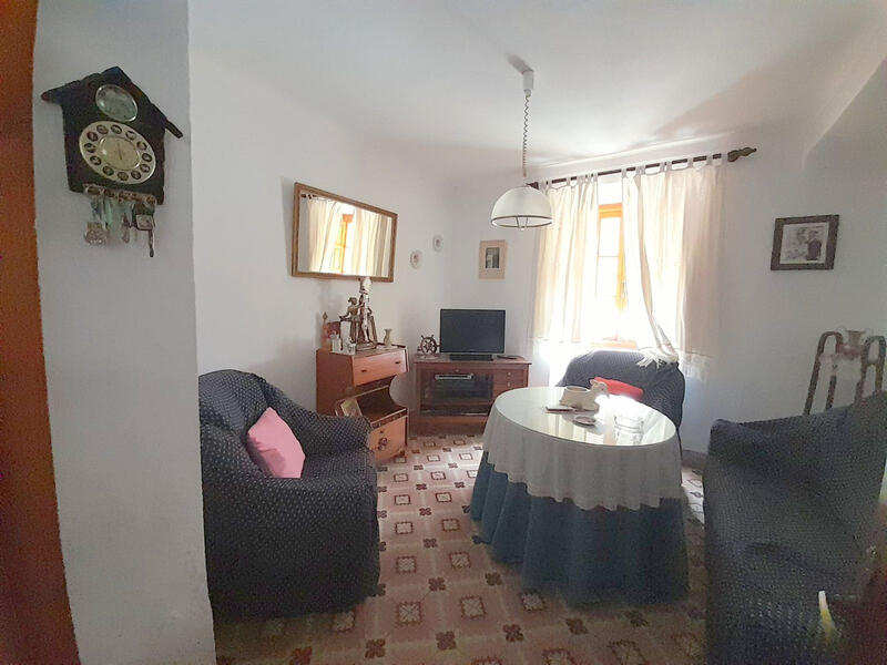 6 bedroom Townhouse for sale