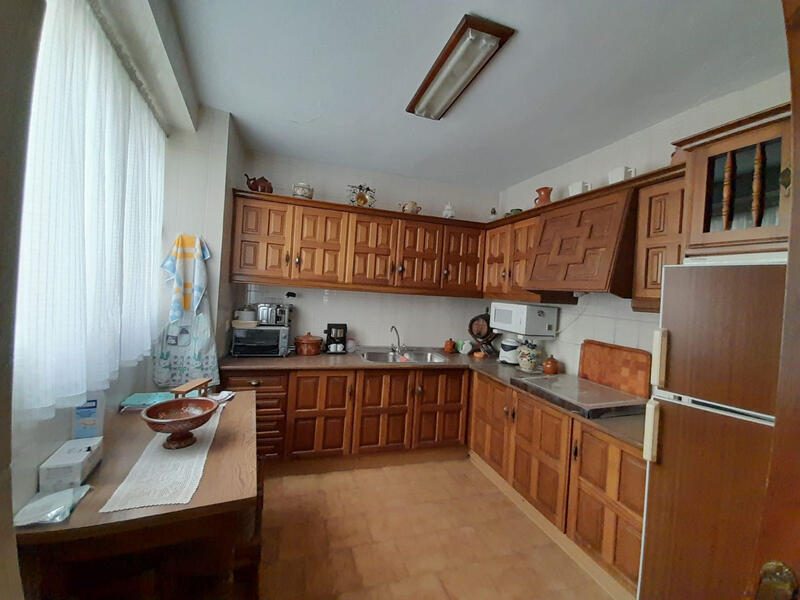 6 bedroom Townhouse for sale