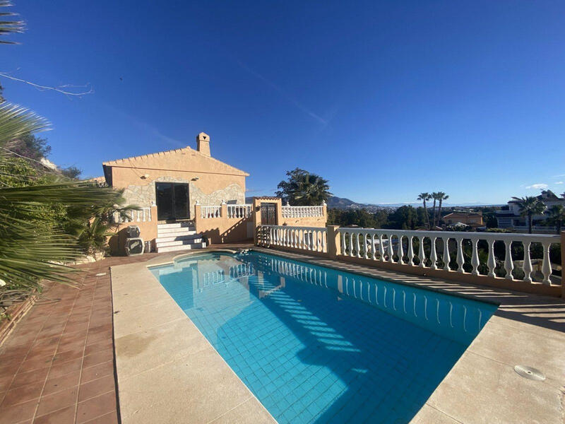 Villa for sale in Cerros del Aguila, Málaga